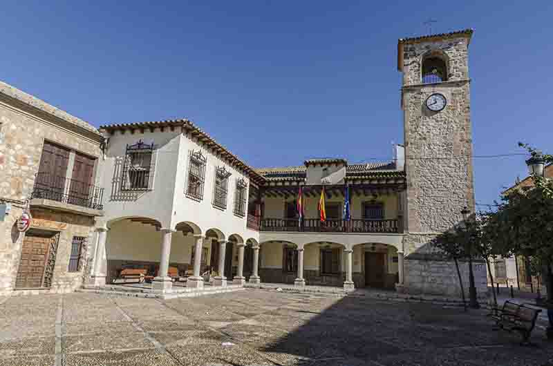 Cuenca - Mota del Cuervo 01 - plaza Mayor y Ayuntamiento.jpg
